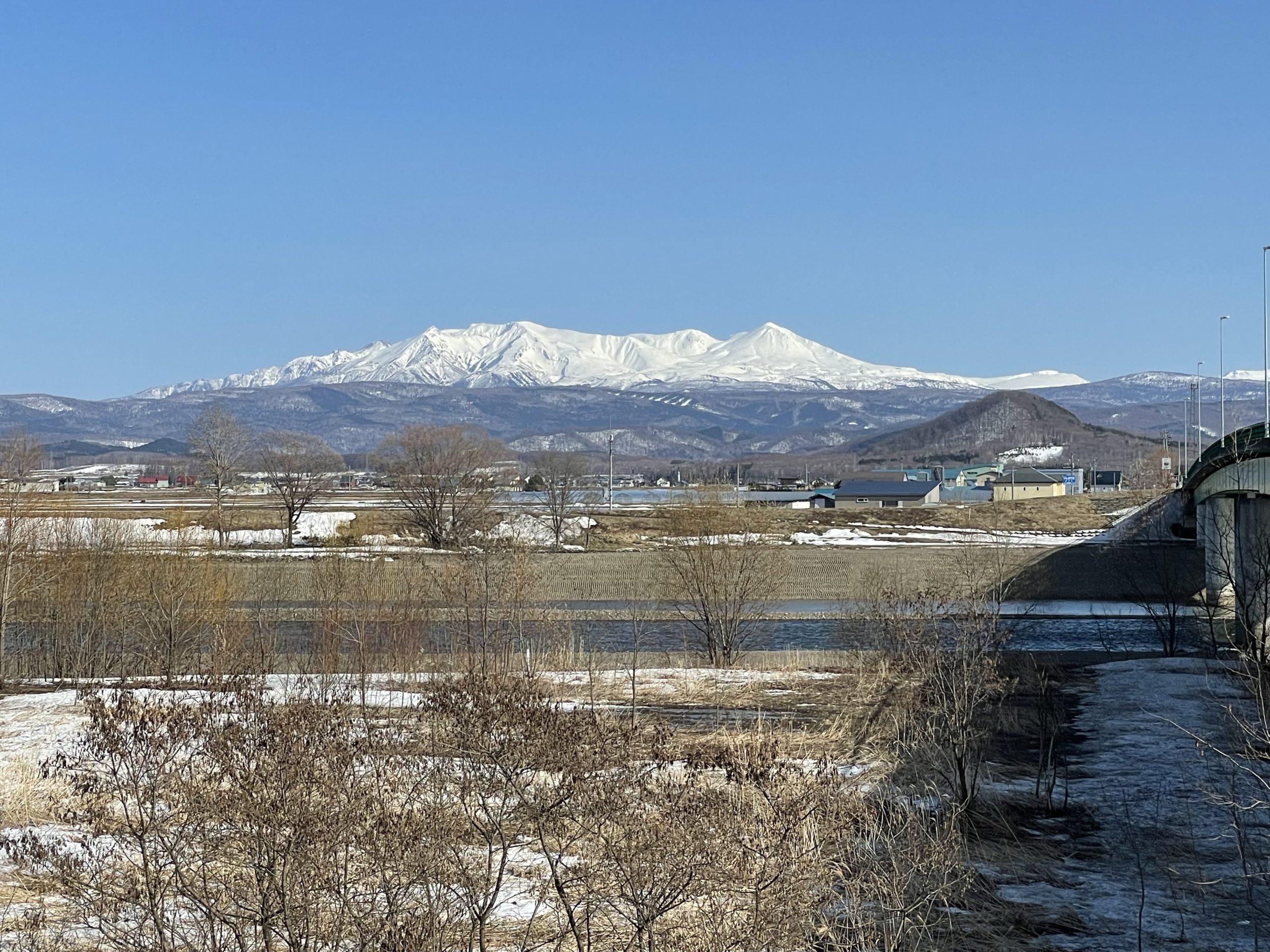 快晴の比布町内から見た大雪山が綺麗-比布町内から見た風景|社長のブログ | 大熊養鶏場