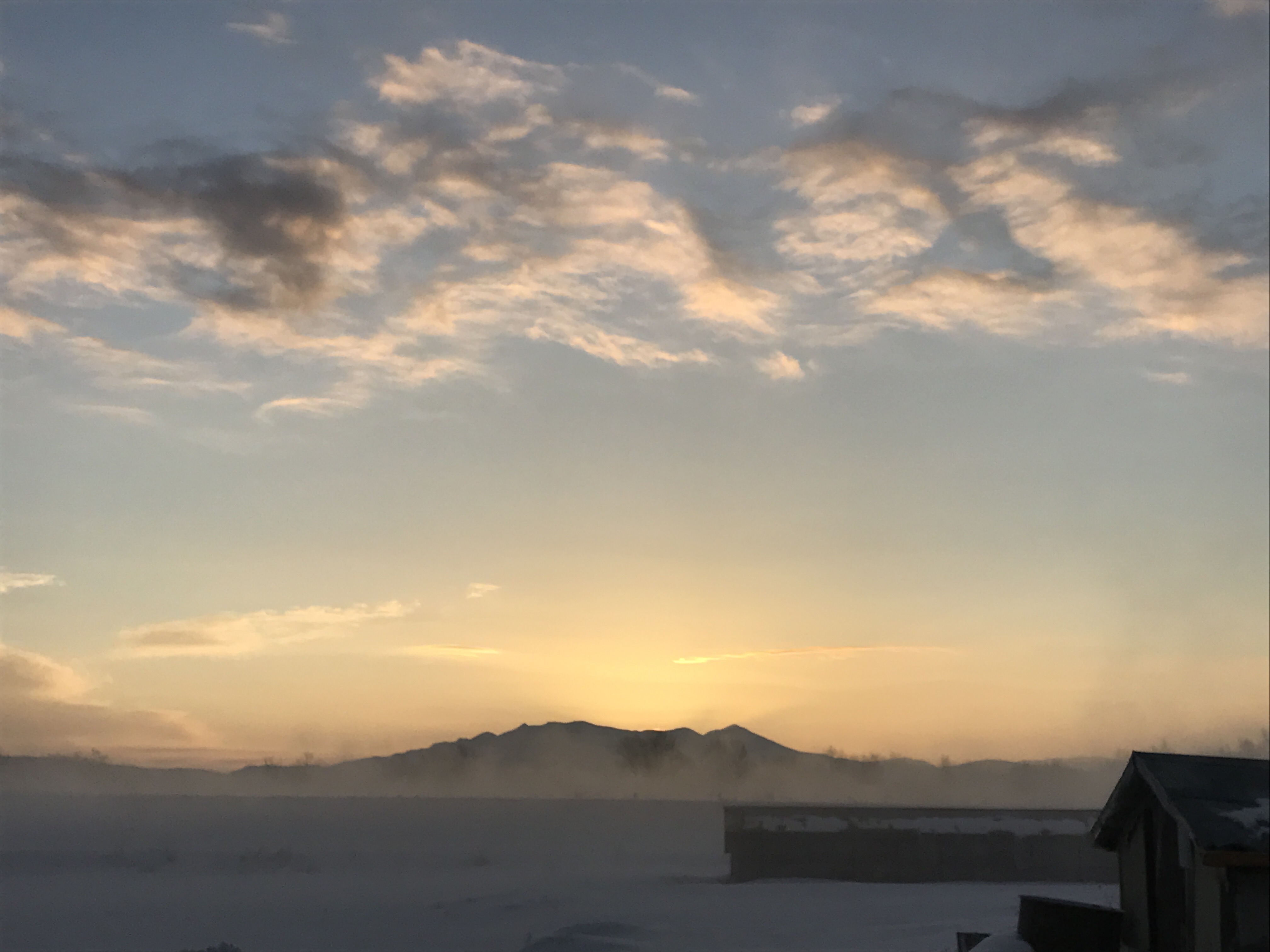 大雪山の後ろから朝日が昇る-比布町内から見た風景|社長のブログ | 大熊養鶏場