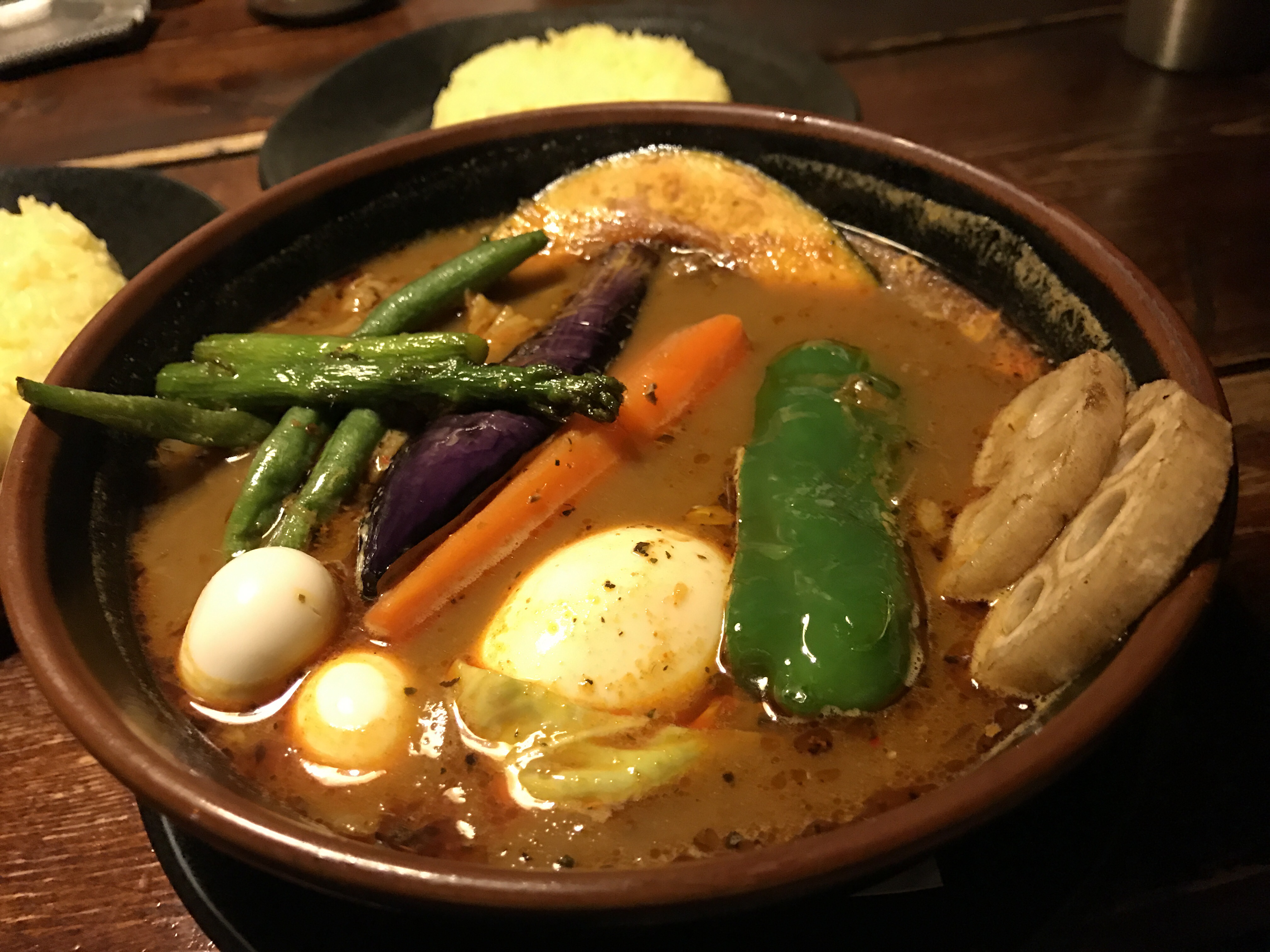 スープカレーに卵をトッピング-北海道の美味しいお店|社長のブログ | 大熊養鶏場
